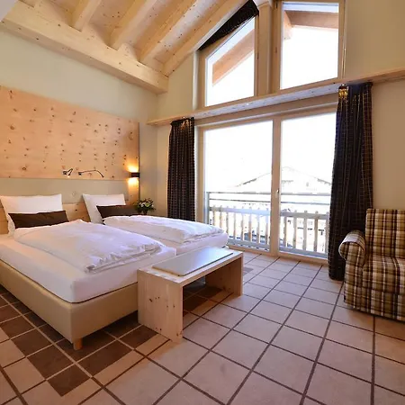 מלון Alpenhotel Fleurs De 4*